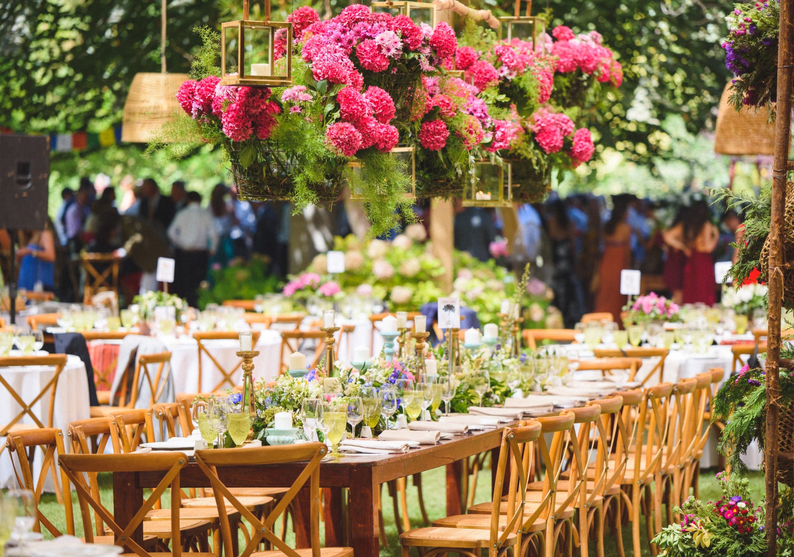 Décoration de table de mariage avec des fleurs supendues